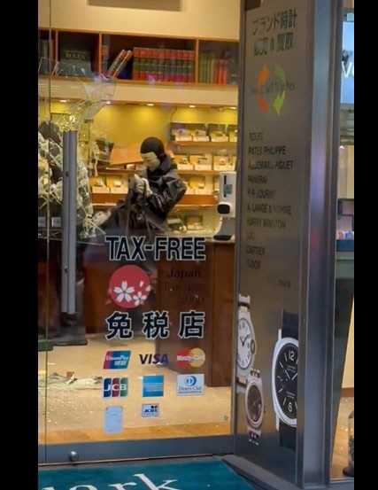 일본 도쿄 긴자 롤렉스 판매점에서 강도들이 물건을 훔치고 있다. 트위터 @raystube 갈무리